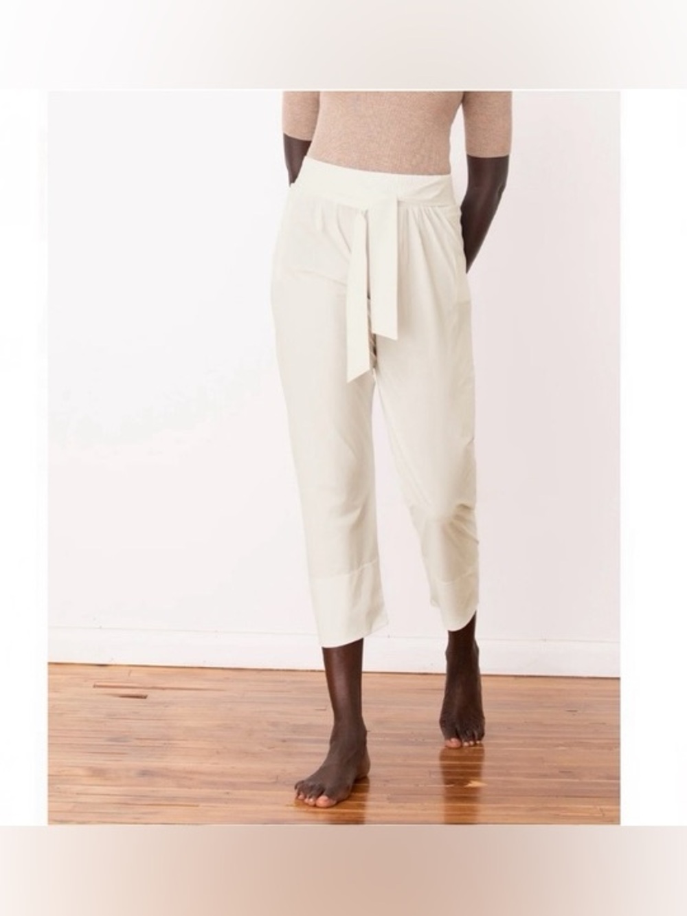 ADay easy day light weight pants in white. Size medium.
Excellent condition